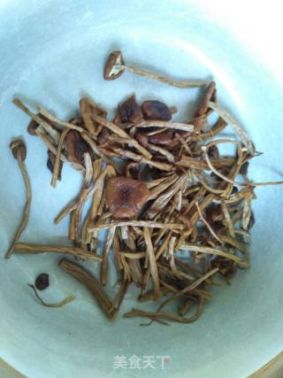 懒人炖汤一龙骨茶树菇汤的做法步骤：3