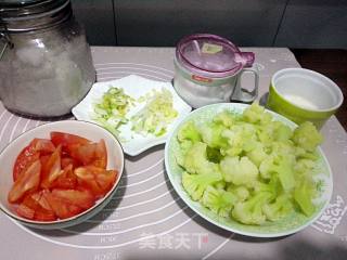 番茄炒菜花的做法步骤：1