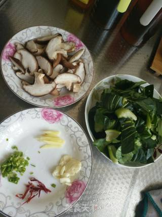 青菜炒香菇的做法步骤：1