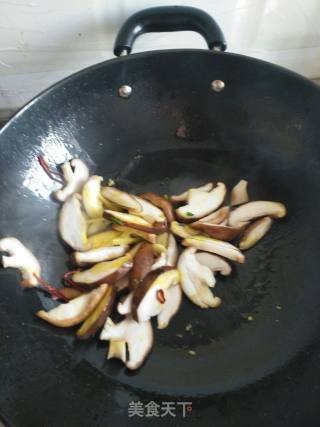 青菜炒香菇的做法步骤：3