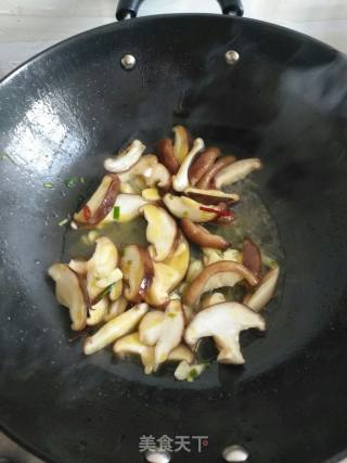青菜炒香菇的做法步骤：4