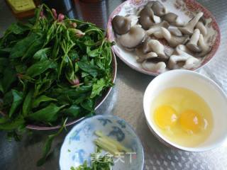 菠菜蘑菇鸡蛋汤的做法步骤：1