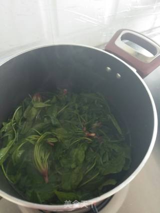 菠菜蘑菇鸡蛋汤的做法步骤：3