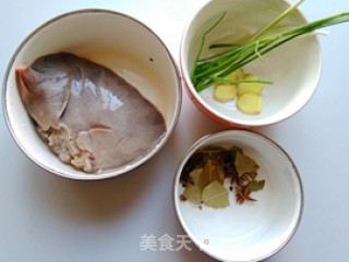 卤猪肝的做法步骤：1