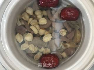 百合莲子猪心汤的做法步骤：4