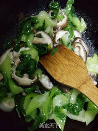 清炒油菜香菇片的做法步骤：5