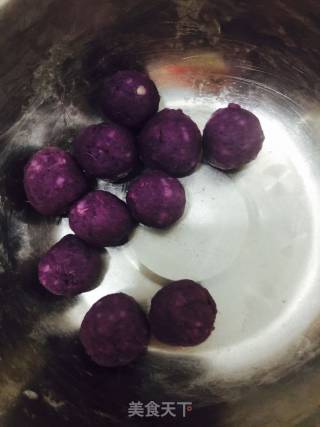 酥皮核桃仁紫薯球的做法步骤：19