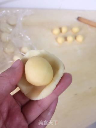 酥皮核桃仁紫薯球的做法步骤：24