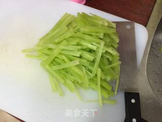 肉丝莴笋的做法步骤：1