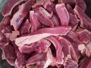 【桃李厨艺】让人停不下来的零食，自制手撕牛肉的做法步骤：2