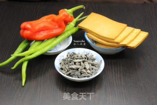 开胃防霾，香辣木耳炒香干的做法步骤：1