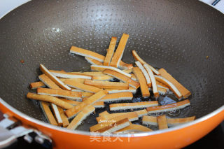 开胃防霾，香辣木耳炒香干的做法步骤：3