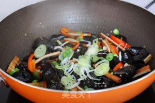 开胃防霾，香辣木耳炒香干的做法步骤：7