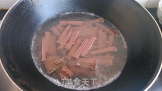 雾霾明星菜:大白菜炒血豆腐的做法步骤：1