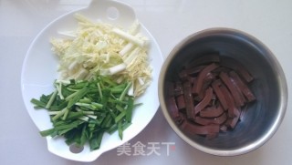 雾霾明星菜:大白菜炒血豆腐的做法步骤：2