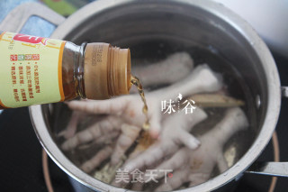 药膳当归鸡脚的做法步骤：2