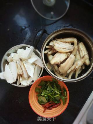 杏鲍菇红烧鸡爪的做法步骤：2