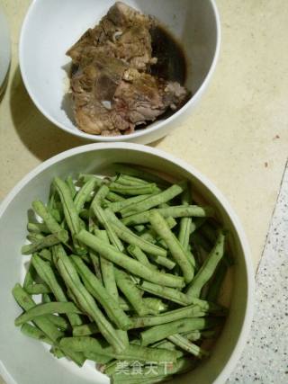 排骨炖豆角（电饭煲版排骨炖四季豆角）的做法步骤：1
