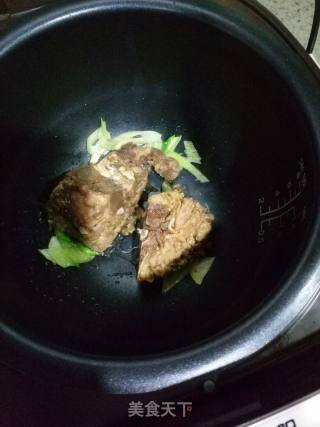 排骨炖豆角（电饭煲版排骨炖四季豆角）的做法步骤：3