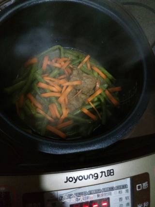 排骨炖豆角（电饭煲版排骨炖四季豆角）的做法步骤：6