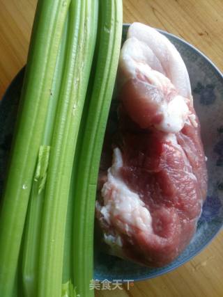 西芹炒肉的做法步骤：1
