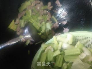 西芹炒肉的做法步骤：6