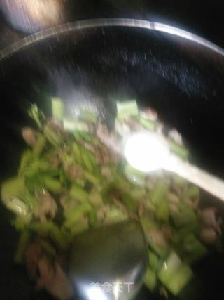 西芹炒肉的做法步骤：7