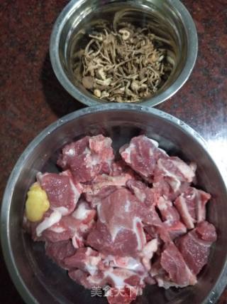 茶树菇炖扇骨汤的做法步骤：1