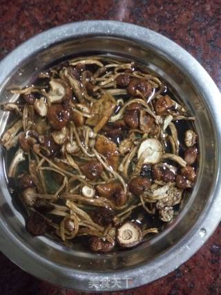 茶树菇炖扇骨汤的做法步骤：3