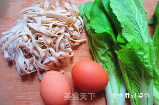 青菜鸡蛋面的做法步骤：1