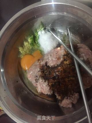 脆底玫瑰花煎饺的做法步骤：1