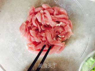 糖醋里脊的做法步骤：1