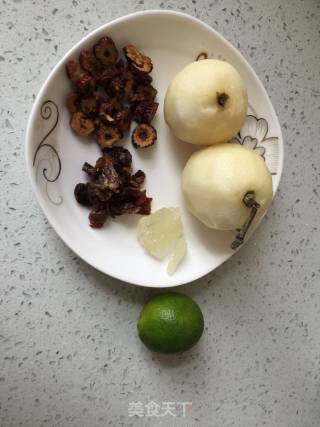 暖冬养生果木茶——柠檬香梨桂圆红枣茶的做法步骤：1