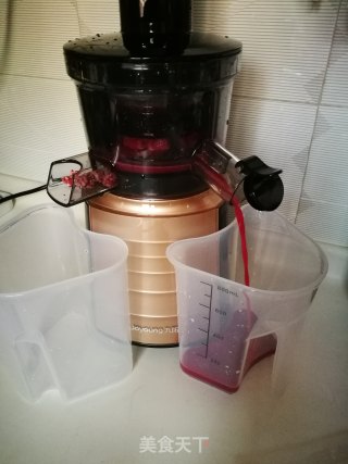 鲜榨石榴汁的做法步骤：3