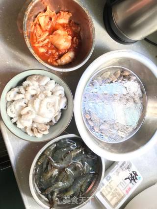 海鲜泡菜锅（韩式辣白菜海鲜汤）的做法步骤：1
