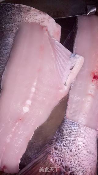 双椒烩鱼块的做法步骤：2