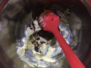 布朗尼蛋糕奶油杯的做法步骤：2