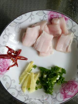青蒜炒猪血的做法步骤：1