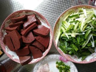 青蒜炒猪血的做法步骤：2