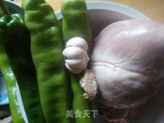 椒房殿菜椒猪心的做法步骤：1