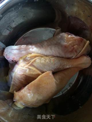 蜜汁烤鸡腿的做法步骤：1