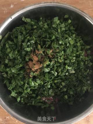 韭菜肉馅饼的做法步骤：2