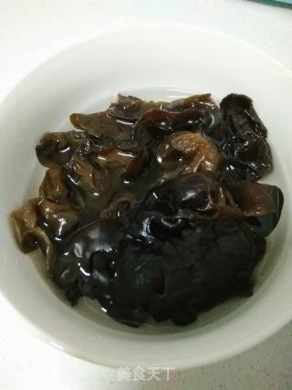 木耳丸子汤的做法步骤：2