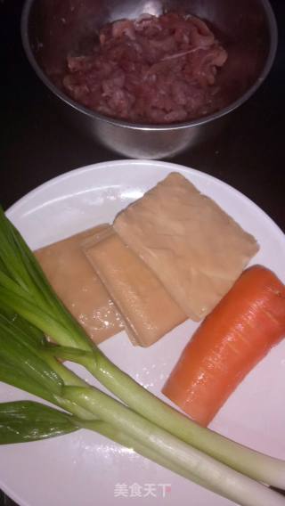 胡萝卜香干炒肉丝的做法步骤：1