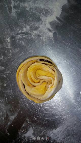 豆沙玫瑰卷的做法步骤：10