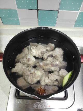 莲藕排骨汤的做法步骤：3