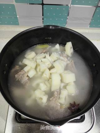 莲藕排骨汤的做法步骤：4