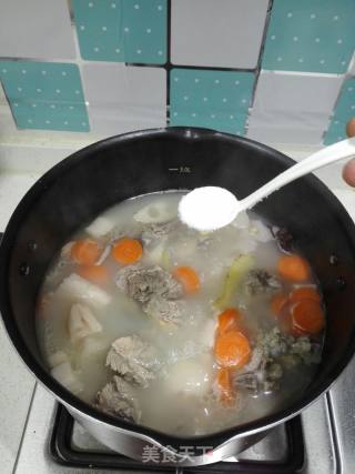 莲藕排骨汤的做法步骤：5