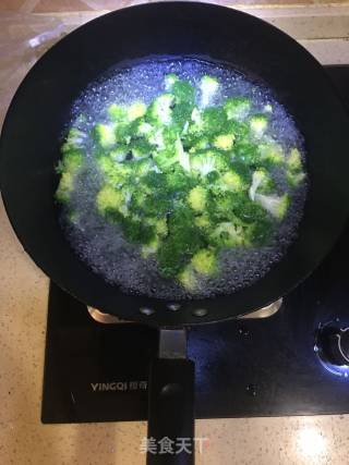 油浸西兰花的做法步骤：1
