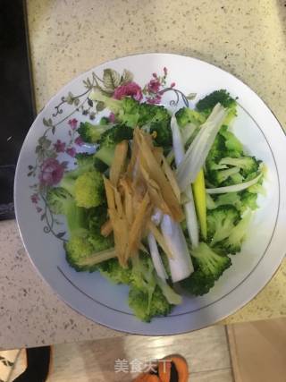 油浸西兰花的做法步骤：2